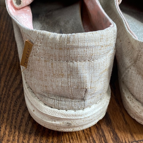 Lightweight tan women’s Hey Dude Wendy chambray slip on shoes, size 8. Great con - Picture 12 of 16